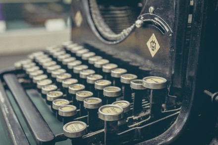 typewriter-407695_1280